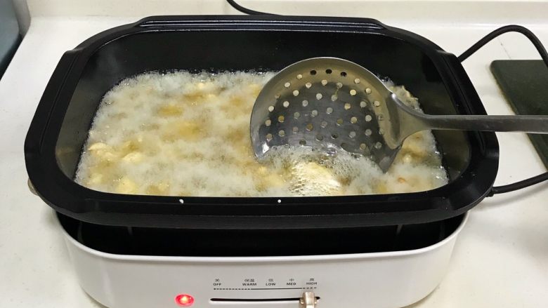 菠萝咕噜肉,锅中倒入800毫升的食用油，油温约6成热，依次把肉块入锅中炸制。