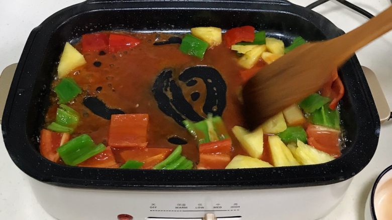 菠萝咕噜肉,往锅中倒入食用油，倒入彩椒、菠萝翻炒一小会，加入调味汁翻炒。