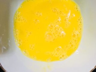 蚕豆米西红柿鸡蛋汤,搅拌均匀备用