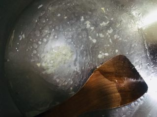蚕豆米西红柿鸡蛋汤,放入适量的清水