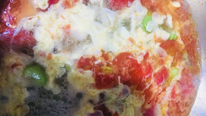 蚕豆米西红柿鸡蛋汤,开盖倒入鸡蛋液，用筷子快速搅动一下