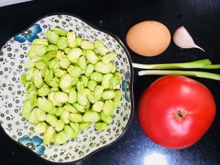 蚕豆米西红柿鸡蛋汤,准备食材如图