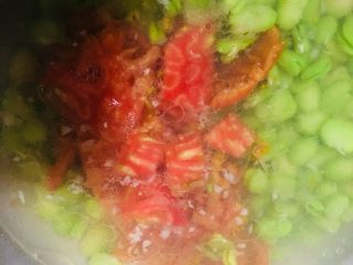 蚕豆米西红柿鸡蛋汤,烧开后加入切好的西红柿