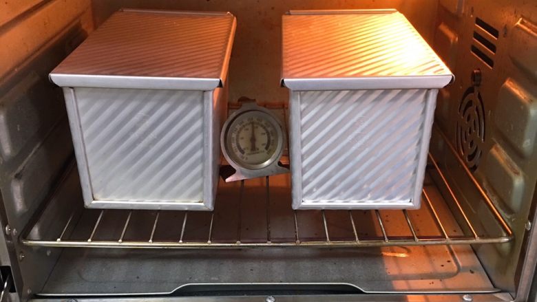 葡萄吐司面包,烤箱预热至190度，吐司盒送入烤箱，烤制40分钟。