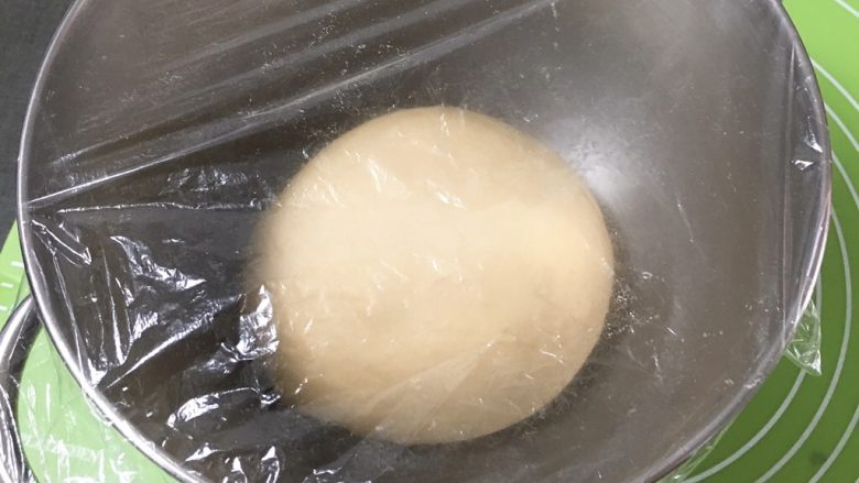 葡萄吐司面包,盖上保鲜膜。