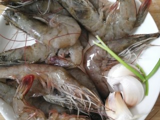蒜蓉焖大虾,虾（这虾是买活的直接放在冰箱冻，想吃就有）
