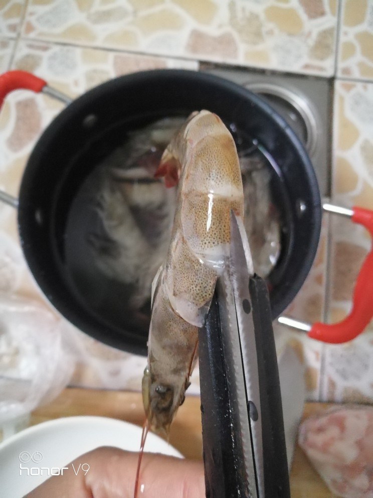 蒜蓉焖大虾,用剪刀从中间剪开
