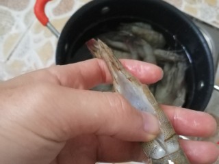 蒜蓉焖大虾,拿出沙线