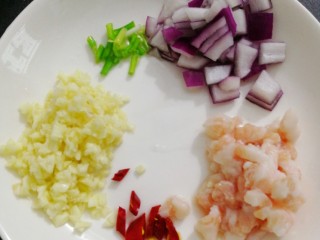 蒜蓉焖大虾,蒜头3瓣切泥，干辣椒1个切碎（喜欢吃辣的可以多放），五花肉切成粒，洋葱切粒（没有可以不下）葱切碎，备用。