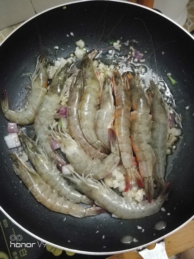 蒜蓉焖大虾,加入虾
