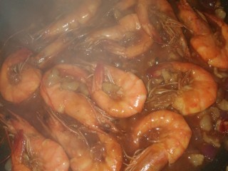蒜蓉焖大虾,这虾很肥，炒了出红油。