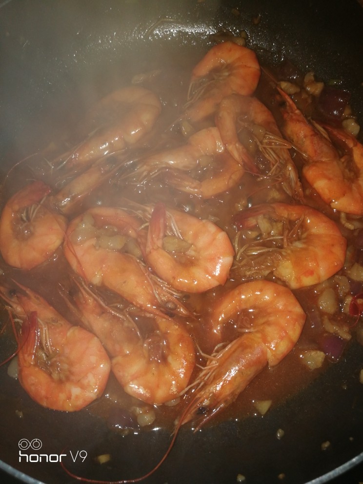蒜蓉焖大虾,这虾很肥，炒了出红油。