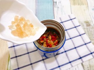 红枣枸杞桂圆粥（焖烧罐版）,倒掉罐里的开水，放入红枣枸杞桂圆和碎冰糖