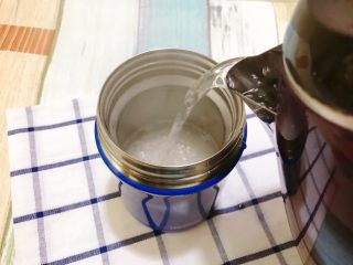 红枣枸杞桂圆粥（焖烧罐版）,倒入开水