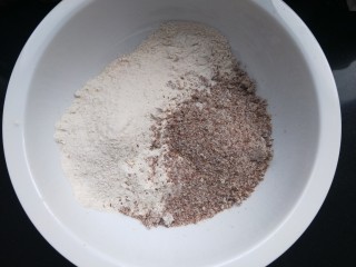 全麦麦麸馒头,称重。250克面粉。40克麦麸。怕太粗也可以减少至30克。