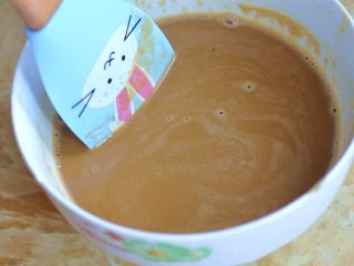 淡奶马拉糕,用微波炉加热1分钟，搅拌至红糖完全融化，晾凉备用。