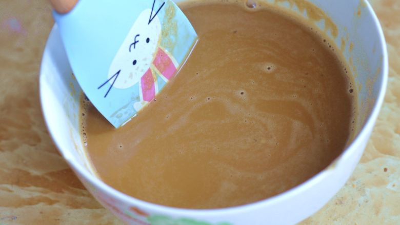 淡奶马拉糕,用微波炉加热1分钟，搅拌至红糖完全融化，晾凉备用。