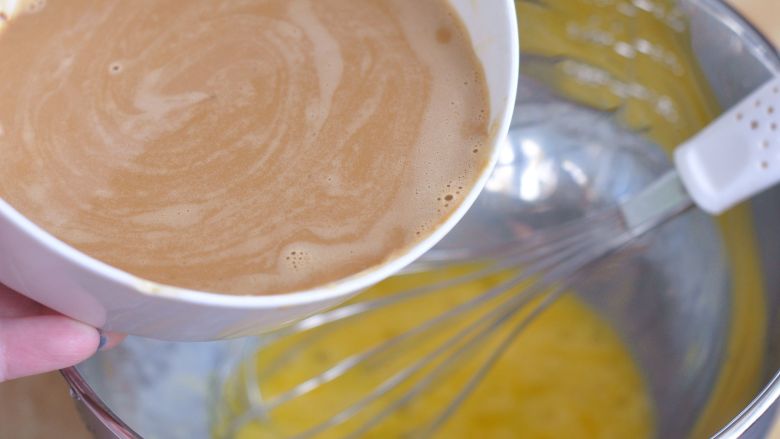 淡奶马拉糕,等晾凉的淡奶倒入蛋液中，搅匀。