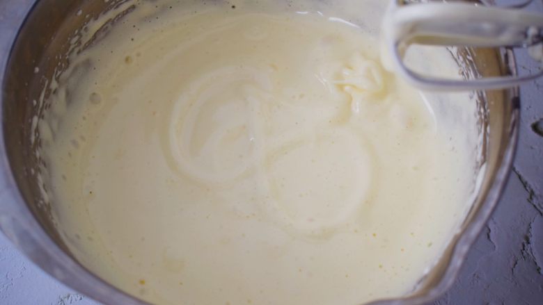 抹茶小蛋糕,用电动打蛋器打发至蓬松发白，提起打蛋器滴落时，消失纹路不易消失即可