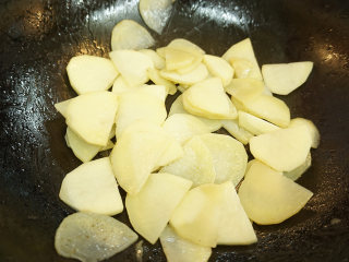 麻辣鸡翅,用锅里剩下的油煎土豆，熟了之后装盘