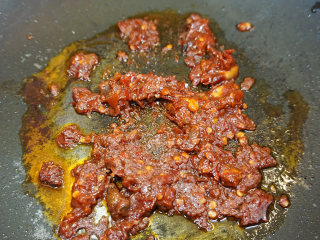 麻辣鸡翅,将豆瓣酱放入锅中，小火炒出红油
