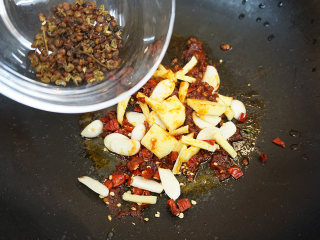麻辣鸡翅,加入葱，蒜和干辣椒，适量花椒进行翻炒，炒出香味
