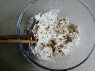 象形豆沙蘑菇包,把酵母水倒入面粉里，用筷子拌成絮状