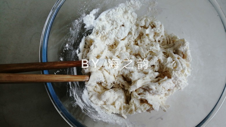 象形豆沙蘑菇包,把酵母水倒入面粉里，用筷子拌成絮状