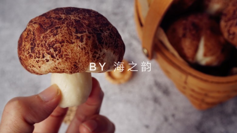 象形豆沙蘑菇包,把“蘑菇柄”塞进去即成一朵逼真的蘑菇