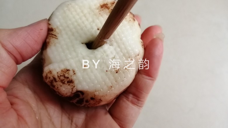 象形豆沙蘑菇包,用筷子在蒸好的包子下端戳个小洞
