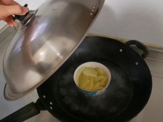 芝士凤尾虾,土豆切片，蒸上。事实证明，一只小土豆不够，还有3只虾光着下锅的😂