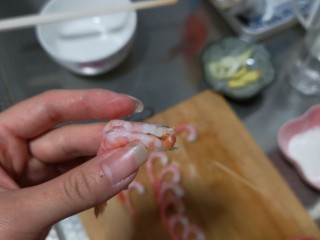 芝士凤尾虾,蒸土豆的时候就可以去虾线了，我是用牙签挑的，大多数还蛮干净。