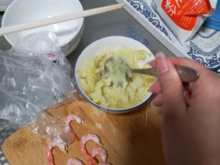 芝士凤尾虾,土豆蒸好，用勺子捣泥儿，加点盐。