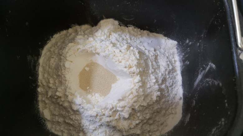 绵软美味的淡奶油花包,将除淡奶油之外的原料放入面包桶中，耐高糖酵母和盐要分开放，酵母在面包粉中挖个坑埋上，启动揉面功能。