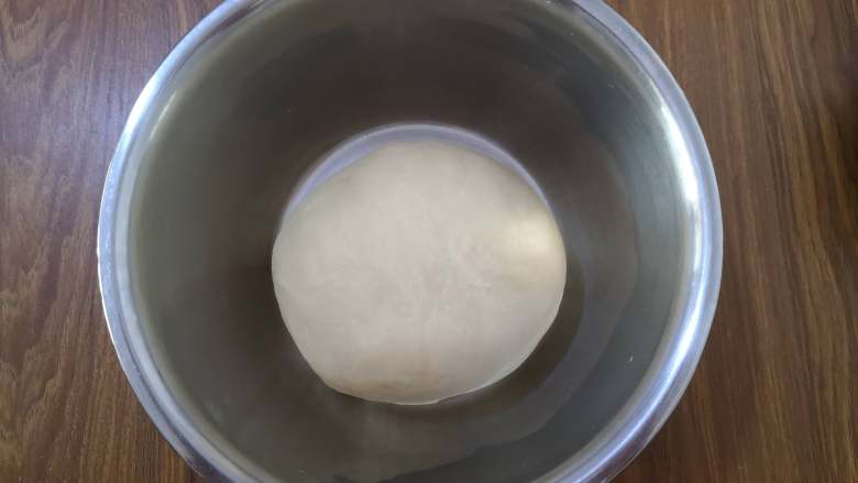 绵软美味的淡奶油花包,面团可以拉出较结实的薄膜时，将面团取出，放入盆中发酵。