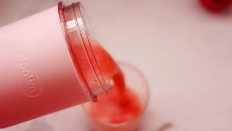 番茄草莓蜂蜜汁,草莓番茄汁做好了哟，倒入杯中，非常细腻柔滑。

