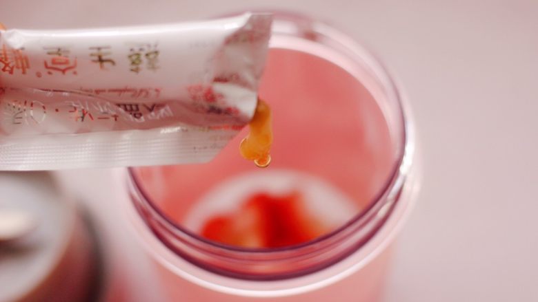 番茄草莓蜂蜜汁,加入<a style='color:red;display:inline-block;' href='/shicai/ 865'>蜂蜜</a>，也可以加白砂糖，这个可以随自己喜好选择。
