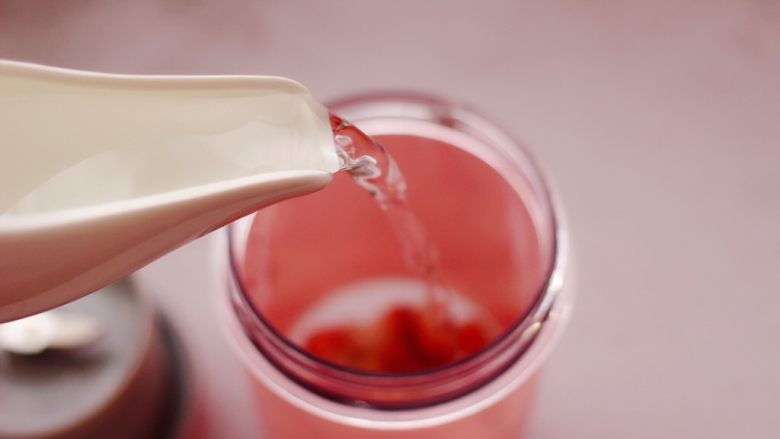 番茄草莓蜂蜜汁,最后加入纯净水。
