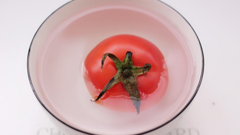 番茄草莓蜂蜜汁,<a style='color:red;display:inline-block;' href='/shicai/ 59'>番茄</a>先用开水烫一下。
