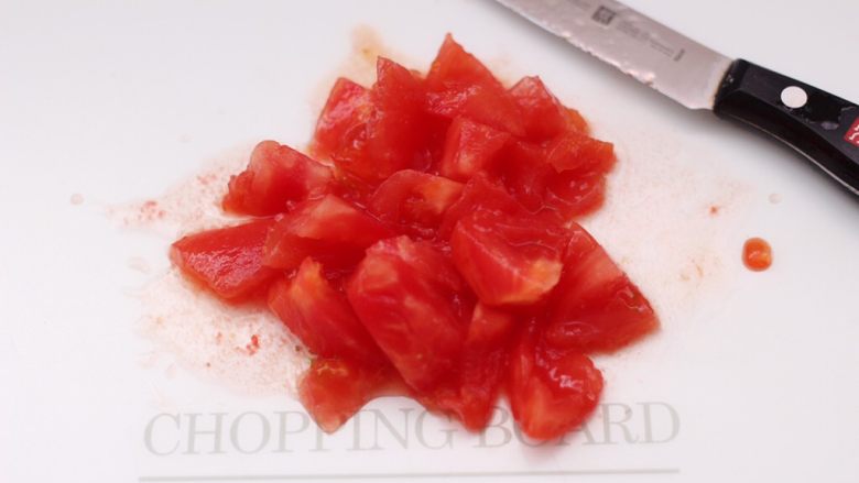 番茄草莓蜂蜜汁,用刀把番茄切成小块。