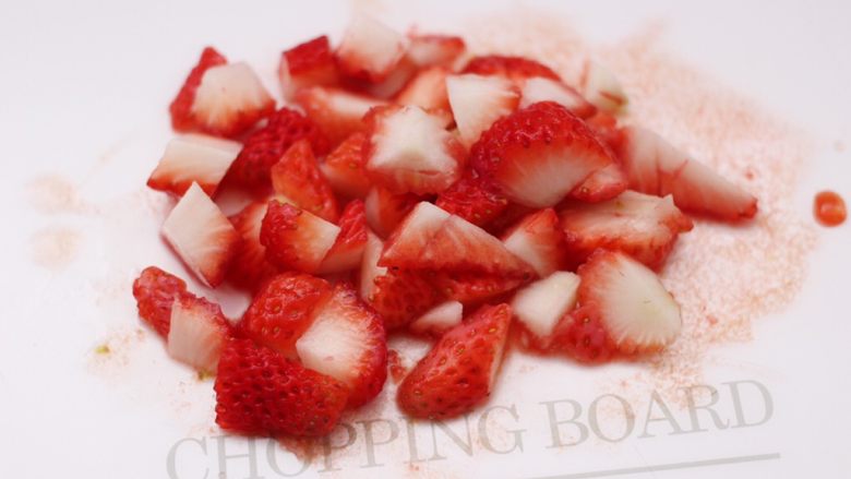 番茄草莓蜂蜜汁,把浸泡好的草莓洗净后，用刀把草莓切成小块。