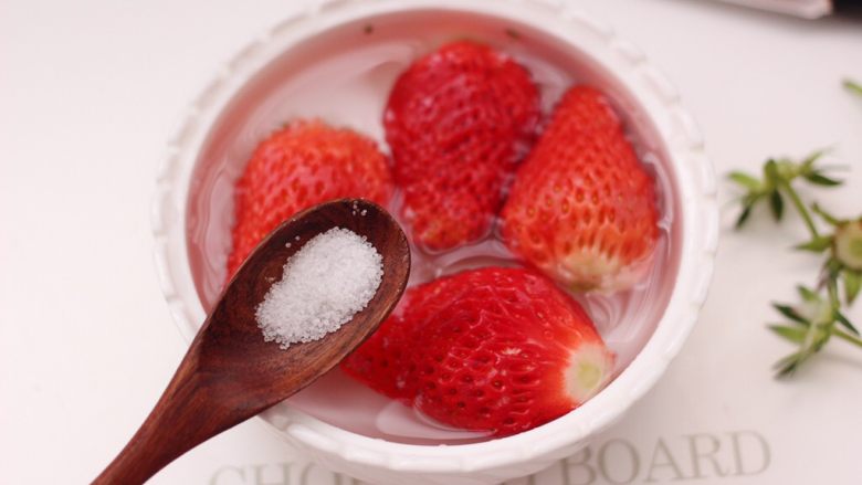 番茄草莓蜂蜜汁,加入1克盐把草莓浸泡10分钟左右。
