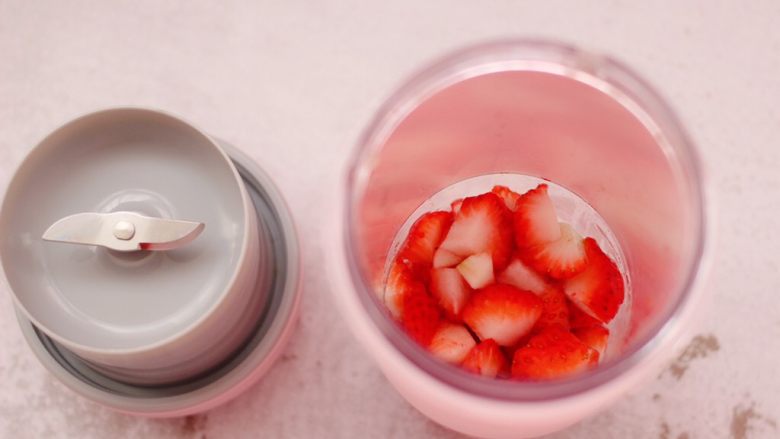 番茄草莓蜂蜜汁,切好的草莓块和番茄块放入果汁杯中。