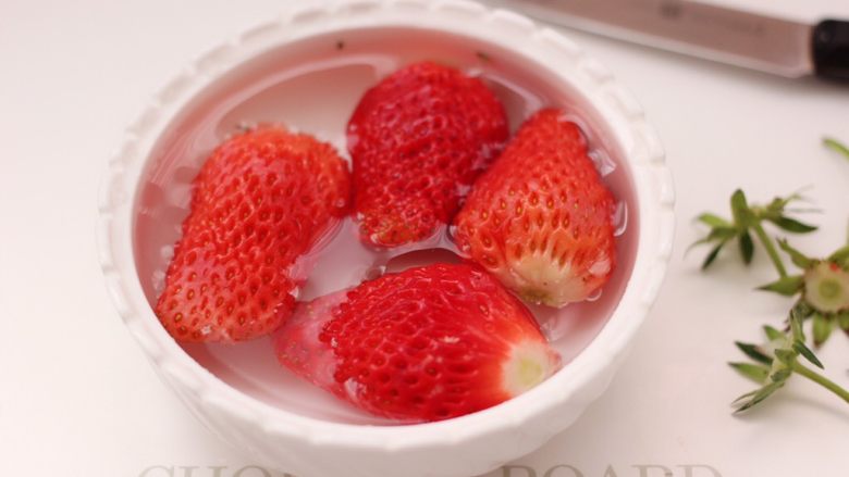 番茄草莓蜂蜜汁,碗里加入适量的清水，把去蒂的草莓放入。