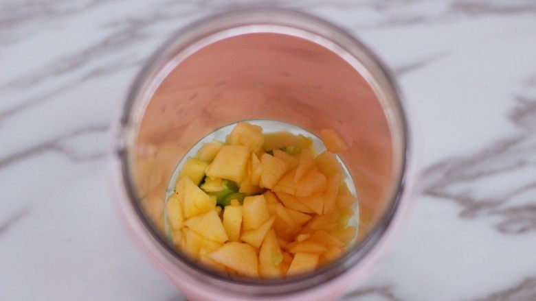 黄瓜苹果柠檬汁,再放入切块的苹果。