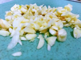 蒜香小土豆,利用煮土豆的时间，把大蒜去皮切碎，切的越小越好，如果说能切成泥的话更好。捣碎成泥吃，放置10——15分钟和空气接触后再吃，有利于大蒜素的生成。