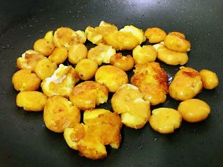 蒜香小土豆,热锅中放入少量的油，把土豆放入煎至一面金黄后。