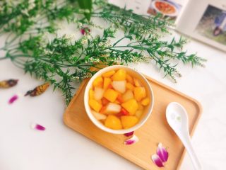 枇杷雪梨汤,晾凉后放入冰箱冰一下，就可以吃到美味的雪梨和枇杷，喝到凉爽的糖水了。