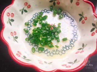 福州特色小吃+肉燕,取一小碗，加入盐，鸡精，香葱，白米醋