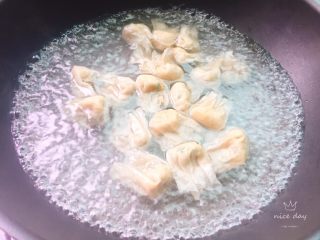 福州特色小吃+肉燕,锅里烧开水，放入肉燕煮开即可 如果是从冰箱里取出要多煮一会儿